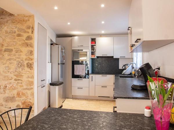 Maison Individuelle à Eguilles 4 pièce(s) 194 m2 sur un terrain de 687m2 avec Piscine