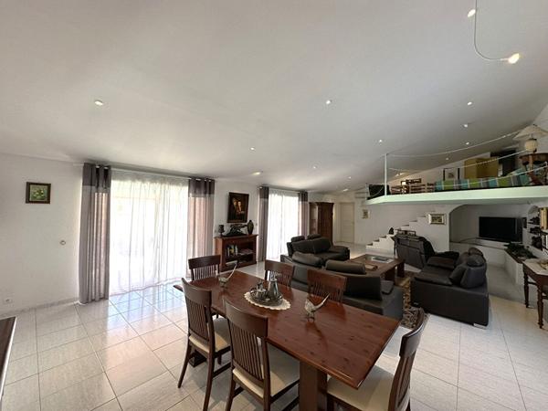 170 m² de confort et de lumière au calme, avec piscine et garages !