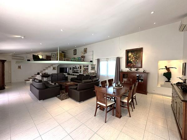 170 m² de confort et de lumière au calme, avec piscine et garages !