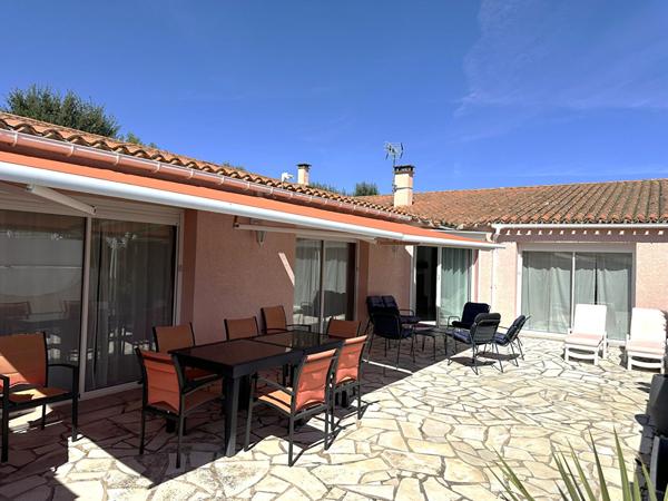 170 m² de confort et de lumière au calme, avec piscine et garages !