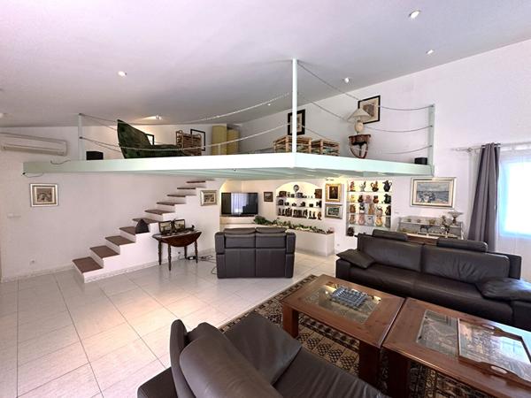 170 m² de confort et de lumière au calme, avec piscine et garages !