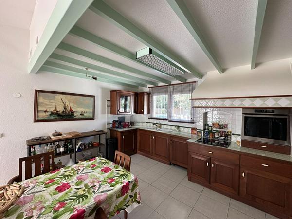 170 m² de confort et de lumière au calme, avec piscine et garages !