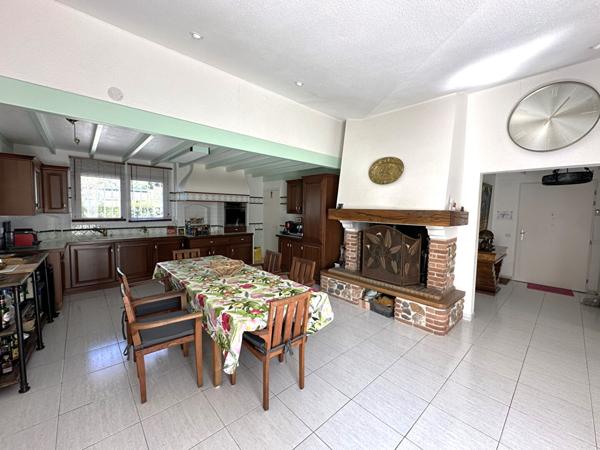 170 m² de confort et de lumière au calme, avec piscine et garages !
