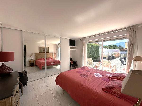 170 m² de confort et de lumière au calme, avec piscine et garages !