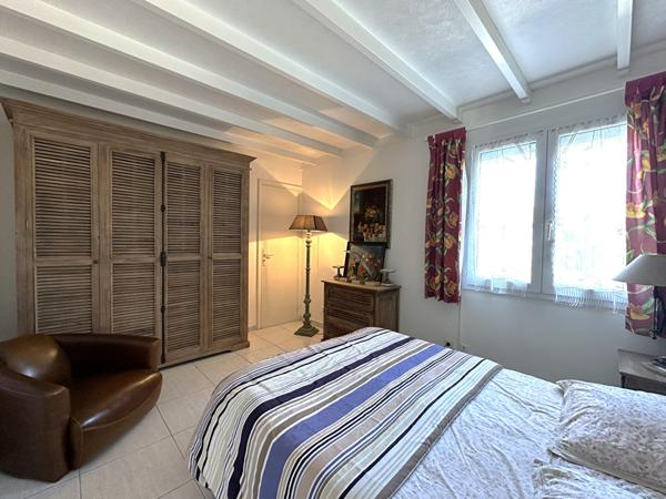 170 m² de confort et de lumière au calme, avec piscine et garages !