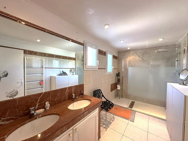 170 m² de confort et de lumière au calme, avec piscine et garages !