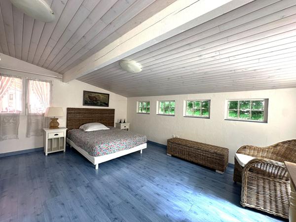 170 m² de confort et de lumière au calme, avec piscine et garages !