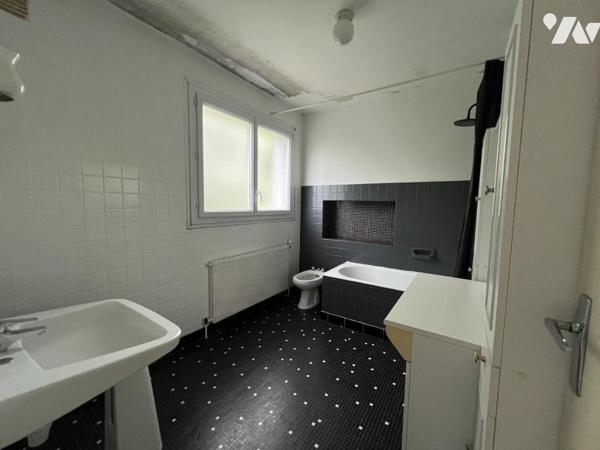 PORT LOUIS maison de 161 M² habitable sur environ 272 M² de terrain (prévoir travaux)