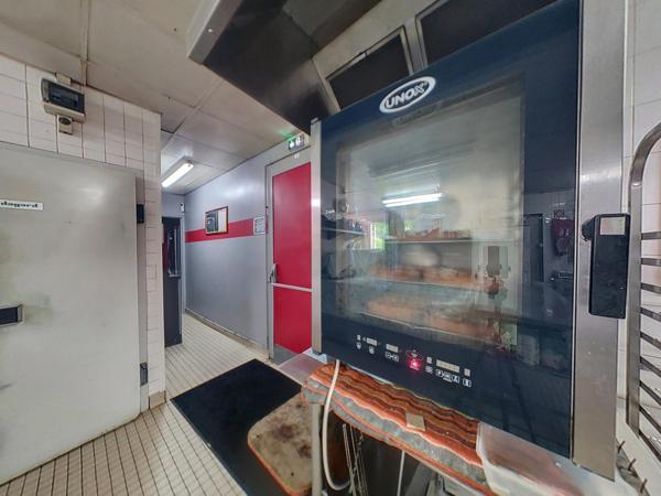 Immobilier commercial 405 m2, appartement 65 m2, terrain/parkings 8650 m2