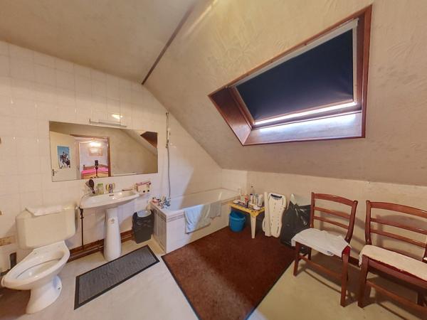 Immobilier commercial 405 m2, appartement 65 m2, terrain/parkings 8650 m2