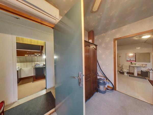 Immobilier commercial 405 m2, appartement 65 m2, terrain/parkings 8650 m2