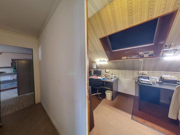 Immobilier commercial 405 m2, appartement 65 m2, terrain/parkings 8650 m2