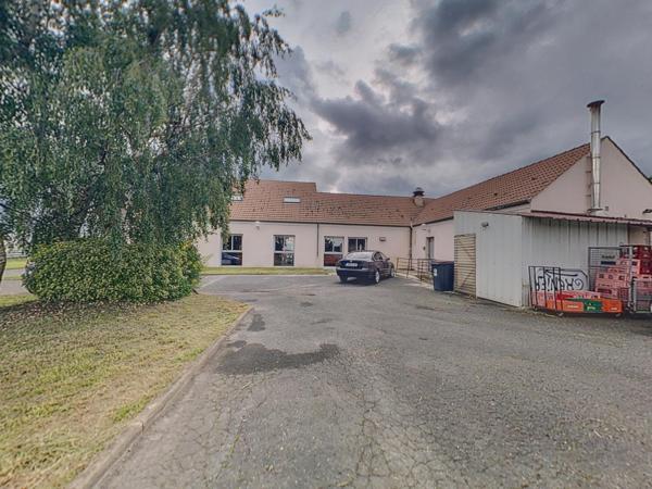 Immobilier commercial 405 m2, appartement 65 m2, terrain/parkings 8650 m2