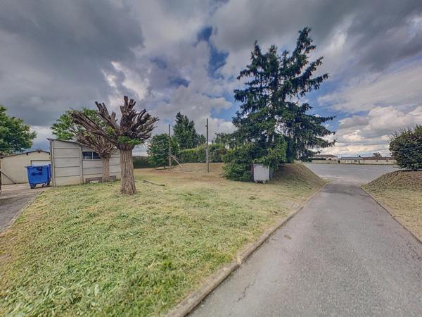 Immobilier commercial 405 m2, appartement 65 m2, terrain/parkings 8650 m2