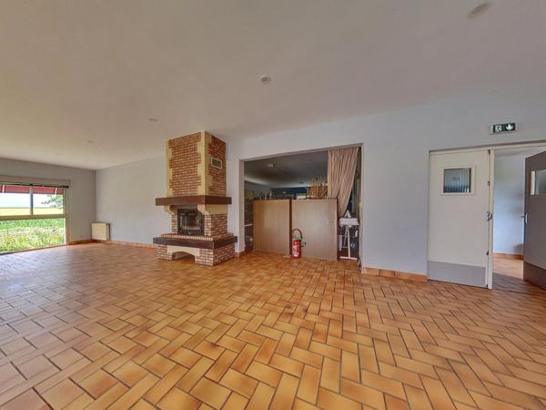 Immobilier commercial 405 m2, appartement 65 m2, terrain/parkings 8650 m2