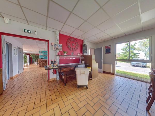 Immobilier commercial 405 m2, appartement 65 m2, terrain/parkings 8650 m2