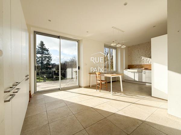 79200 PARTHENAY Maison des années 50 avec piscine & jardin