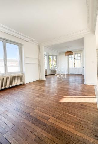 79200 PARTHENAY Maison des années 50 avec piscine & jardin