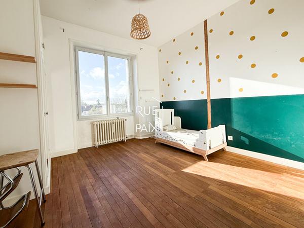 79200 PARTHENAY Maison des années 50 avec piscine & jardin