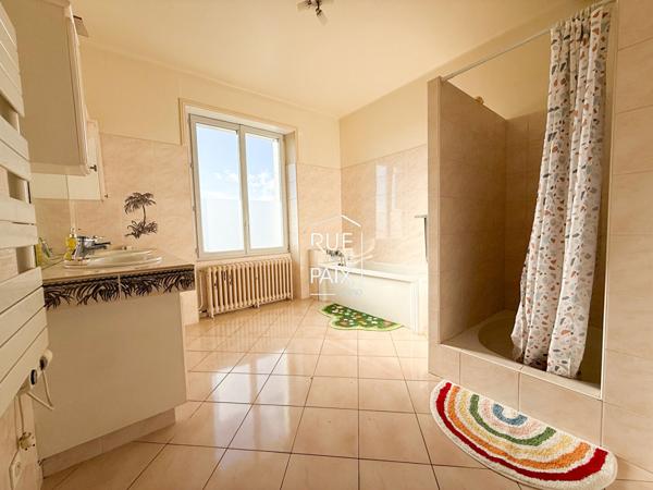 79200 PARTHENAY Maison des années 50 avec piscine & jardin