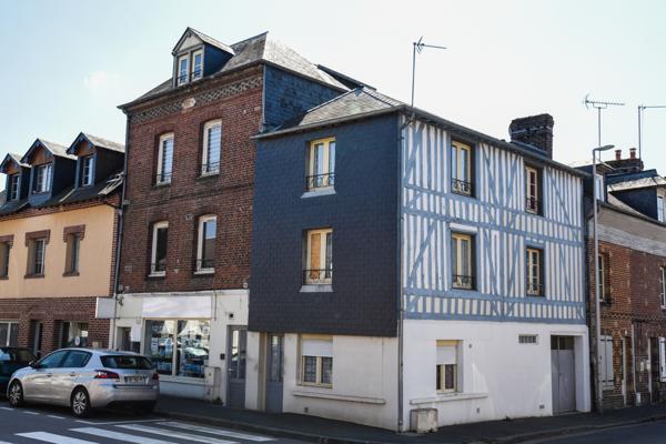 Pont-l'Évêque (14130) EN EXCLUSIVITE - IMMEUBLE R+2 avec 5 APPARTEMENTS et 1 COMMERCE DE BUREAU .