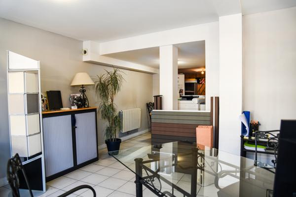 Pont-l'Évêque (14130) EN EXCLUSIVITE - IMMEUBLE R+2 avec 5 APPARTEMENTS et 1 COMMERCE DE BUREAU .