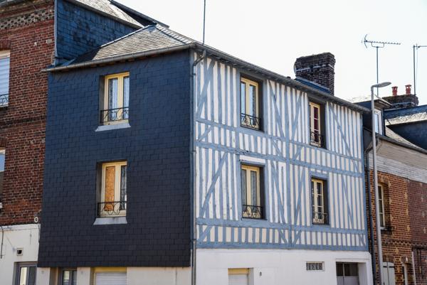 Pont-l'Évêque (14130) EN EXCLUSIVITE - IMMEUBLE R+2 avec 5 APPARTEMENTS et 1 COMMERCE DE BUREAU .