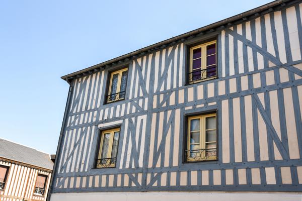 Pont-l'Évêque (14130) EN EXCLUSIVITE - IMMEUBLE R+2 avec 5 APPARTEMENTS et 1 COMMERCE DE BUREAU .