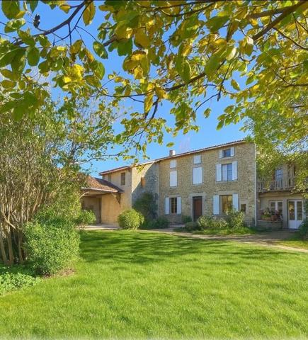 Emplacement d'exception:   Exceptionnel  400 M² habitables pour 56000 M² de terrain