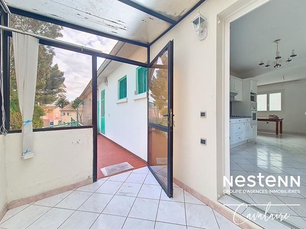 Accès aux plages, port et commerces à pied pour cet appartement de 3 pièces au centre de Cavalaire