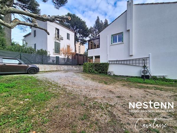 Accès aux plages, port et commerces à pied pour cet appartement de 3 pièces au centre de Cavalaire
