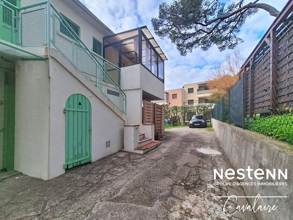 Accès aux plages, port et commerces à pied pour cet appartement de 3 pièces au centre de Cavalaire