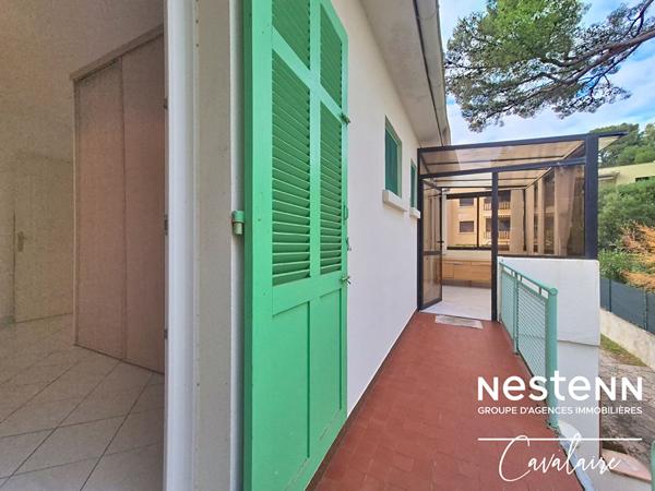 Accès aux plages, port et commerces à pied pour cet appartement de 3 pièces au centre de Cavalaire