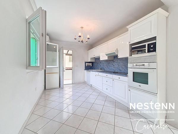 Accès aux plages, port et commerces à pied pour cet appartement de 3 pièces au centre de Cavalaire