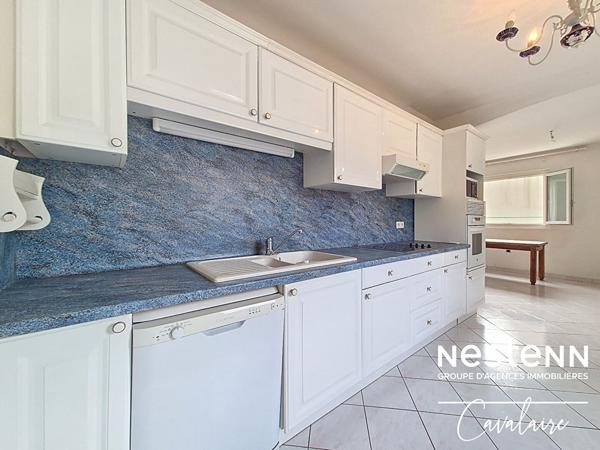 Accès aux plages, port et commerces à pied pour cet appartement de 3 pièces au centre de Cavalaire