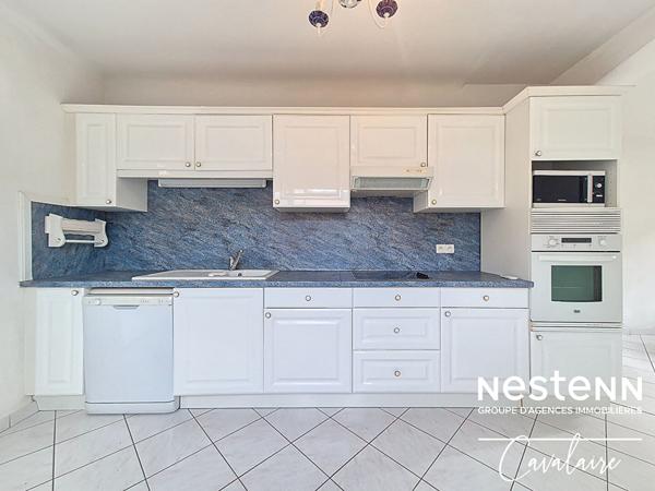 Accès aux plages, port et commerces à pied pour cet appartement de 3 pièces au centre de Cavalaire