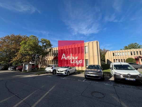Bureaux à louer à Meylan avec 3 parkings privatifs et accès rapide A41
