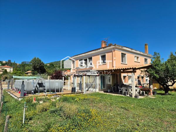 Spacieuse maison avec jardin et garages.