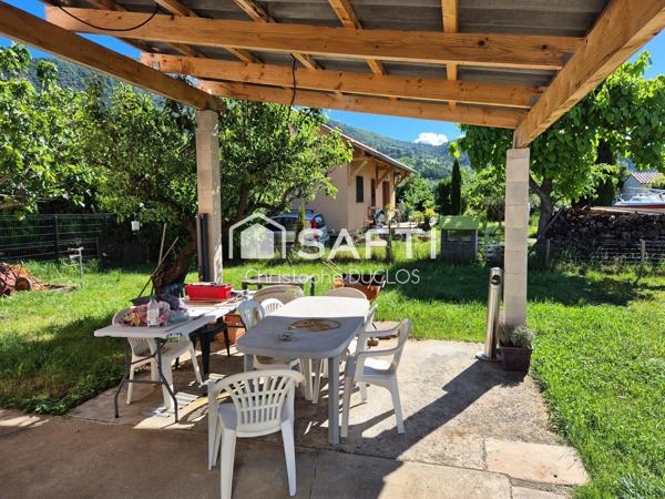 Spacieuse maison avec jardin et garages.