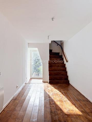 Située sur la commune paisible de Nogentel, aux portes de Château-Thierry et à moins de 10 minutes de sa gare (liaison Paris-Est en 50 minutes), au sein de laquelle vous disposerez d'un groupe scolaire à 5 minutes à pieds, découvrez cette maison mitoyenne de 2 pièces développant 56 m². Ce bien a fait l'objet d'une rénovation totale, il allie confort du neuf et  calme résidentiel de la vallée de la Marne.

Au premier étage, laissez vous séduire par un séjour baigné de lumière ouvert sur une cuisine, créant un ensemble harmonieux et fluide, idéal au quotidien comme pour recevoir.

Une salle d’eau complète ce niveau avec une cabine de douche et un WC.

Au deuxième étage, vous découvrirez un espace nuit généreux et lumineux.

De plus, vous pourrez profiter d'un jardin individuel de 150 m² environ. 

Véritable atout différenciant, cette maison affiche une classification énergétique A, particulièrement rare. Elle bénéficie d'équipements neufs tels qu'une pompe à chaleur air/air offrant chauffage performant et climatisation en période estivale ainsi que d'un chauffe-eau thermodynamique permettant une gestion énergétique efficiente et économique. 

Sans aucun travaux à prévoir, ce bien rare sur le secteur représente une opportunité idéale pour un premier achat de qualité, un investissement locatif patrimonial ou encore un pied-à-terre à proximité de Paris. 

Pour plus d'informations ou organiser une visite, contactez-moi dès aujourd'hui.