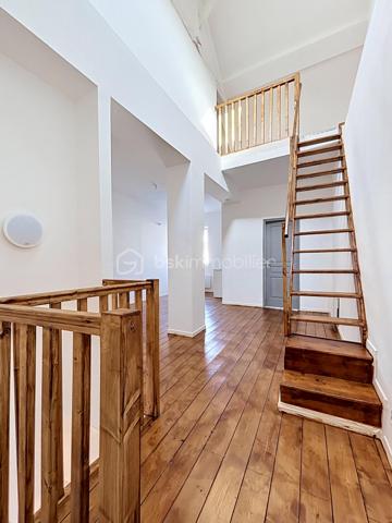 Située sur la commune paisible de Nogentel, aux portes de Château-Thierry et à moins de 10 minutes de sa gare (liaison Paris-Est en 50 minutes), au sein de laquelle vous disposerez d'un groupe scolaire à 5 minutes à pieds, découvrez cette maison mitoyenne de 2 pièces développant 56 m². Ce bien a fait l'objet d'une rénovation totale, il allie confort du neuf et  calme résidentiel de la vallée de la Marne.

Au premier étage, laissez vous séduire par un séjour baigné de lumière ouvert sur une cuisine, créant un ensemble harmonieux et fluide, idéal au quotidien comme pour recevoir.

Une salle d’eau complète ce niveau avec une cabine de douche et un WC.

Au deuxième étage, vous découvrirez un espace nuit généreux et lumineux.

De plus, vous pourrez profiter d'un jardin individuel de 150 m² environ. 

Véritable atout différenciant, cette maison affiche une classification énergétique A, particulièrement rare. Elle bénéficie d'équipements neufs tels qu'une pompe à chaleur air/air offrant chauffage performant et climatisation en période estivale ainsi que d'un chauffe-eau thermodynamique permettant une gestion énergétique efficiente et économique. 

Sans aucun travaux à prévoir, ce bien rare sur le secteur représente une opportunité idéale pour un premier achat de qualité, un investissement locatif patrimonial ou encore un pied-à-terre à proximité de Paris. 

Pour plus d'informations ou organiser une visite, contactez-moi dès aujourd'hui.