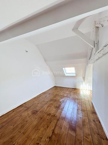 Située sur la commune paisible de Nogentel, aux portes de Château-Thierry et à moins de 10 minutes de sa gare (liaison Paris-Est en 50 minutes), au sein de laquelle vous disposerez d'un groupe scolaire à 5 minutes à pieds, découvrez cette maison mitoyenne de 2 pièces développant 56 m². Ce bien a fait l'objet d'une rénovation totale, il allie confort du neuf et  calme résidentiel de la vallée de la Marne.

Au premier étage, laissez vous séduire par un séjour baigné de lumière ouvert sur une cuisine, créant un ensemble harmonieux et fluide, idéal au quotidien comme pour recevoir.

Une salle d’eau complète ce niveau avec une cabine de douche et un WC.

Au deuxième étage, vous découvrirez un espace nuit généreux et lumineux.

De plus, vous pourrez profiter d'un jardin individuel de 150 m² environ. 

Véritable atout différenciant, cette maison affiche une classification énergétique A, particulièrement rare. Elle bénéficie d'équipements neufs tels qu'une pompe à chaleur air/air offrant chauffage performant et climatisation en période estivale ainsi que d'un chauffe-eau thermodynamique permettant une gestion énergétique efficiente et économique. 

Sans aucun travaux à prévoir, ce bien rare sur le secteur représente une opportunité idéale pour un premier achat de qualité, un investissement locatif patrimonial ou encore un pied-à-terre à proximité de Paris. 

Pour plus d'informations ou organiser une visite, contactez-moi dès aujourd'hui.