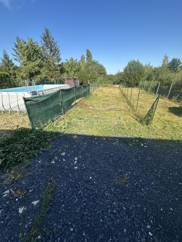 Située sur la commune paisible de Nogentel, aux portes de Château-Thierry et à moins de 10 minutes de sa gare (liaison Paris-Est en 50 minutes), au sein de laquelle vous disposerez d'un groupe scolaire à 5 minutes à pieds, découvrez cette maison mitoyenne de 2 pièces développant 56 m². Ce bien a fait l'objet d'une rénovation totale, il allie confort du neuf et  calme résidentiel de la vallée de la Marne.

Au premier étage, laissez vous séduire par un séjour baigné de lumière ouvert sur une cuisine, créant un ensemble harmonieux et fluide, idéal au quotidien comme pour recevoir.

Une salle d’eau complète ce niveau avec une cabine de douche et un WC.

Au deuxième étage, vous découvrirez un espace nuit généreux et lumineux.

De plus, vous pourrez profiter d'un jardin individuel de 150 m² environ. 

Véritable atout différenciant, cette maison affiche une classification énergétique A, particulièrement rare. Elle bénéficie d'équipements neufs tels qu'une pompe à chaleur air/air offrant chauffage performant et climatisation en période estivale ainsi que d'un chauffe-eau thermodynamique permettant une gestion énergétique efficiente et économique. 

Sans aucun travaux à prévoir, ce bien rare sur le secteur représente une opportunité idéale pour un premier achat de qualité, un investissement locatif patrimonial ou encore un pied-à-terre à proximité de Paris. 

Pour plus d'informations ou organiser une visite, contactez-moi dès aujourd'hui.
