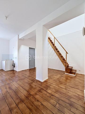 Située sur la commune paisible de Nogentel, aux portes de Château-Thierry et à moins de 10 minutes de sa gare (liaison Paris-Est en 50 minutes), au sein de laquelle vous disposerez d'un groupe scolaire à 5 minutes à pieds, découvrez cette maison mitoyenne de 2 pièces développant 56 m². Ce bien a fait l'objet d'une rénovation totale, il allie confort du neuf et  calme résidentiel de la vallée de la Marne.

Au premier étage, laissez vous séduire par un séjour baigné de lumière ouvert sur une cuisine, créant un ensemble harmonieux et fluide, idéal au quotidien comme pour recevoir.

Une salle d’eau complète ce niveau avec une cabine de douche et un WC.

Au deuxième étage, vous découvrirez un espace nuit généreux et lumineux.

De plus, vous pourrez profiter d'un jardin individuel de 150 m² environ. 

Véritable atout différenciant, cette maison affiche une classification énergétique A, particulièrement rare. Elle bénéficie d'équipements neufs tels qu'une pompe à chaleur air/air offrant chauffage performant et climatisation en période estivale ainsi que d'un chauffe-eau thermodynamique permettant une gestion énergétique efficiente et économique. 

Sans aucun travaux à prévoir, ce bien rare sur le secteur représente une opportunité idéale pour un premier achat de qualité, un investissement locatif patrimonial ou encore un pied-à-terre à proximité de Paris. 

Pour plus d'informations ou organiser une visite, contactez-moi dès aujourd'hui.