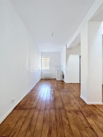 Située sur la commune paisible de Nogentel, aux portes de Château-Thierry et à moins de 10 minutes de sa gare (liaison Paris-Est en 50 minutes), au sein de laquelle vous disposerez d'un groupe scolaire à 5 minutes à pieds, découvrez cette maison mitoyenne de 2 pièces développant 56 m². Ce bien a fait l'objet d'une rénovation totale, il allie confort du neuf et  calme résidentiel de la vallée de la Marne.

Au premier étage, laissez vous séduire par un séjour baigné de lumière ouvert sur une cuisine, créant un ensemble harmonieux et fluide, idéal au quotidien comme pour recevoir.

Une salle d’eau complète ce niveau avec une cabine de douche et un WC.

Au deuxième étage, vous découvrirez un espace nuit généreux et lumineux.

De plus, vous pourrez profiter d'un jardin individuel de 150 m² environ. 

Véritable atout différenciant, cette maison affiche une classification énergétique A, particulièrement rare. Elle bénéficie d'équipements neufs tels qu'une pompe à chaleur air/air offrant chauffage performant et climatisation en période estivale ainsi que d'un chauffe-eau thermodynamique permettant une gestion énergétique efficiente et économique. 

Sans aucun travaux à prévoir, ce bien rare sur le secteur représente une opportunité idéale pour un premier achat de qualité, un investissement locatif patrimonial ou encore un pied-à-terre à proximité de Paris. 

Pour plus d'informations ou organiser une visite, contactez-moi dès aujourd'hui.