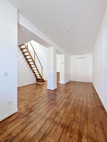 Située sur la commune paisible de Nogentel, aux portes de Château-Thierry et à moins de 10 minutes de sa gare (liaison Paris-Est en 50 minutes), au sein de laquelle vous disposerez d'un groupe scolaire à 5 minutes à pieds, découvrez cette maison mitoyenne de 2 pièces développant 56 m². Ce bien a fait l'objet d'une rénovation totale, il allie confort du neuf et  calme résidentiel de la vallée de la Marne.

Au premier étage, laissez vous séduire par un séjour baigné de lumière ouvert sur une cuisine, créant un ensemble harmonieux et fluide, idéal au quotidien comme pour recevoir.

Une salle d’eau complète ce niveau avec une cabine de douche et un WC.

Au deuxième étage, vous découvrirez un espace nuit généreux et lumineux.

De plus, vous pourrez profiter d'un jardin individuel de 150 m² environ. 

Véritable atout différenciant, cette maison affiche une classification énergétique A, particulièrement rare. Elle bénéficie d'équipements neufs tels qu'une pompe à chaleur air/air offrant chauffage performant et climatisation en période estivale ainsi que d'un chauffe-eau thermodynamique permettant une gestion énergétique efficiente et économique. 

Sans aucun travaux à prévoir, ce bien rare sur le secteur représente une opportunité idéale pour un premier achat de qualité, un investissement locatif patrimonial ou encore un pied-à-terre à proximité de Paris. 

Pour plus d'informations ou organiser une visite, contactez-moi dès aujourd'hui.