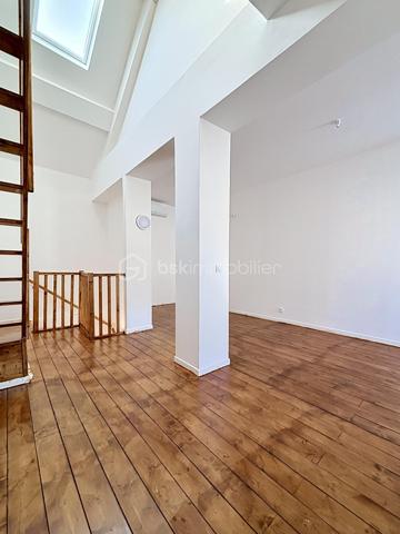 Située sur la commune paisible de Nogentel, aux portes de Château-Thierry et à moins de 10 minutes de sa gare (liaison Paris-Est en 50 minutes), au sein de laquelle vous disposerez d'un groupe scolaire à 5 minutes à pieds, découvrez cette maison mitoyenne de 2 pièces développant 56 m². Ce bien a fait l'objet d'une rénovation totale, il allie confort du neuf et  calme résidentiel de la vallée de la Marne.

Au premier étage, laissez vous séduire par un séjour baigné de lumière ouvert sur une cuisine, créant un ensemble harmonieux et fluide, idéal au quotidien comme pour recevoir.

Une salle d’eau complète ce niveau avec une cabine de douche et un WC.

Au deuxième étage, vous découvrirez un espace nuit généreux et lumineux.

De plus, vous pourrez profiter d'un jardin individuel de 150 m² environ. 

Véritable atout différenciant, cette maison affiche une classification énergétique A, particulièrement rare. Elle bénéficie d'équipements neufs tels qu'une pompe à chaleur air/air offrant chauffage performant et climatisation en période estivale ainsi que d'un chauffe-eau thermodynamique permettant une gestion énergétique efficiente et économique. 

Sans aucun travaux à prévoir, ce bien rare sur le secteur représente une opportunité idéale pour un premier achat de qualité, un investissement locatif patrimonial ou encore un pied-à-terre à proximité de Paris. 

Pour plus d'informations ou organiser une visite, contactez-moi dès aujourd'hui.
