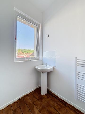 Située sur la commune paisible de Nogentel, aux portes de Château-Thierry et à moins de 10 minutes de sa gare (liaison Paris-Est en 50 minutes), au sein de laquelle vous disposerez d'un groupe scolaire à 5 minutes à pieds, découvrez cette maison mitoyenne de 2 pièces développant 56 m². Ce bien a fait l'objet d'une rénovation totale, il allie confort du neuf et  calme résidentiel de la vallée de la Marne.

Au premier étage, laissez vous séduire par un séjour baigné de lumière ouvert sur une cuisine, créant un ensemble harmonieux et fluide, idéal au quotidien comme pour recevoir.

Une salle d’eau complète ce niveau avec une cabine de douche et un WC.

Au deuxième étage, vous découvrirez un espace nuit généreux et lumineux.

De plus, vous pourrez profiter d'un jardin individuel de 150 m² environ. 

Véritable atout différenciant, cette maison affiche une classification énergétique A, particulièrement rare. Elle bénéficie d'équipements neufs tels qu'une pompe à chaleur air/air offrant chauffage performant et climatisation en période estivale ainsi que d'un chauffe-eau thermodynamique permettant une gestion énergétique efficiente et économique. 

Sans aucun travaux à prévoir, ce bien rare sur le secteur représente une opportunité idéale pour un premier achat de qualité, un investissement locatif patrimonial ou encore un pied-à-terre à proximité de Paris. 

Pour plus d'informations ou organiser une visite, contactez-moi dès aujourd'hui.