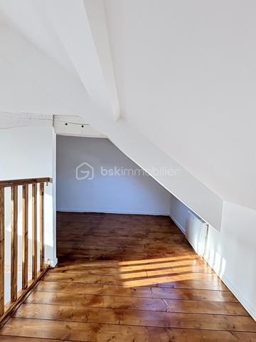 Située sur la commune paisible de Nogentel, aux portes de Château-Thierry et à moins de 10 minutes de sa gare (liaison Paris-Est en 50 minutes), au sein de laquelle vous disposerez d'un groupe scolaire à 5 minutes à pieds, découvrez cette maison mitoyenne de 2 pièces développant 56 m². Ce bien a fait l'objet d'une rénovation totale, il allie confort du neuf et  calme résidentiel de la vallée de la Marne.

Au premier étage, laissez vous séduire par un séjour baigné de lumière ouvert sur une cuisine, créant un ensemble harmonieux et fluide, idéal au quotidien comme pour recevoir.

Une salle d’eau complète ce niveau avec une cabine de douche et un WC.

Au deuxième étage, vous découvrirez un espace nuit généreux et lumineux.

De plus, vous pourrez profiter d'un jardin individuel de 150 m² environ. 

Véritable atout différenciant, cette maison affiche une classification énergétique A, particulièrement rare. Elle bénéficie d'équipements neufs tels qu'une pompe à chaleur air/air offrant chauffage performant et climatisation en période estivale ainsi que d'un chauffe-eau thermodynamique permettant une gestion énergétique efficiente et économique. 

Sans aucun travaux à prévoir, ce bien rare sur le secteur représente une opportunité idéale pour un premier achat de qualité, un investissement locatif patrimonial ou encore un pied-à-terre à proximité de Paris. 

Pour plus d'informations ou organiser une visite, contactez-moi dès aujourd'hui.