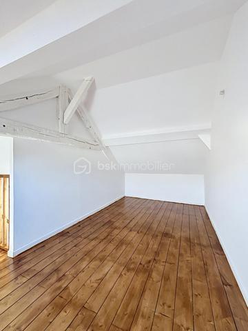 Située sur la commune paisible de Nogentel, aux portes de Château-Thierry et à moins de 10 minutes de sa gare (liaison Paris-Est en 50 minutes), au sein de laquelle vous disposerez d'un groupe scolaire à 5 minutes à pieds, découvrez cette maison mitoyenne de 2 pièces développant 56 m². Ce bien a fait l'objet d'une rénovation totale, il allie confort du neuf et  calme résidentiel de la vallée de la Marne.

Au premier étage, laissez vous séduire par un séjour baigné de lumière ouvert sur une cuisine, créant un ensemble harmonieux et fluide, idéal au quotidien comme pour recevoir.

Une salle d’eau complète ce niveau avec une cabine de douche et un WC.

Au deuxième étage, vous découvrirez un espace nuit généreux et lumineux.

De plus, vous pourrez profiter d'un jardin individuel de 150 m² environ. 

Véritable atout différenciant, cette maison affiche une classification énergétique A, particulièrement rare. Elle bénéficie d'équipements neufs tels qu'une pompe à chaleur air/air offrant chauffage performant et climatisation en période estivale ainsi que d'un chauffe-eau thermodynamique permettant une gestion énergétique efficiente et économique. 

Sans aucun travaux à prévoir, ce bien rare sur le secteur représente une opportunité idéale pour un premier achat de qualité, un investissement locatif patrimonial ou encore un pied-à-terre à proximité de Paris. 

Pour plus d'informations ou organiser une visite, contactez-moi dès aujourd'hui.